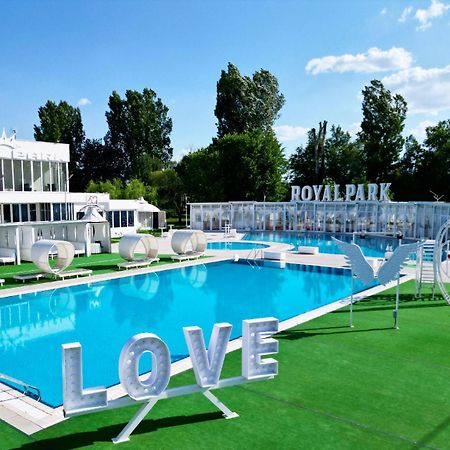 Royal Park Complex Hotel Bascov Exterior photo