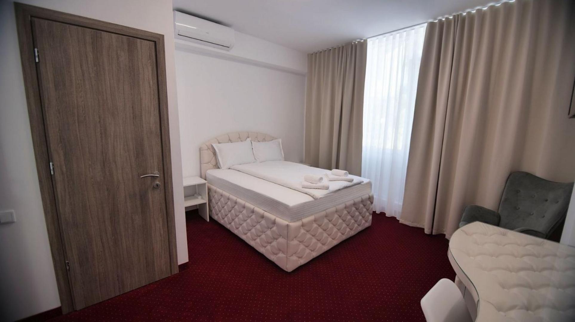 Royal Park Complex Hotel Bascov Exterior photo
