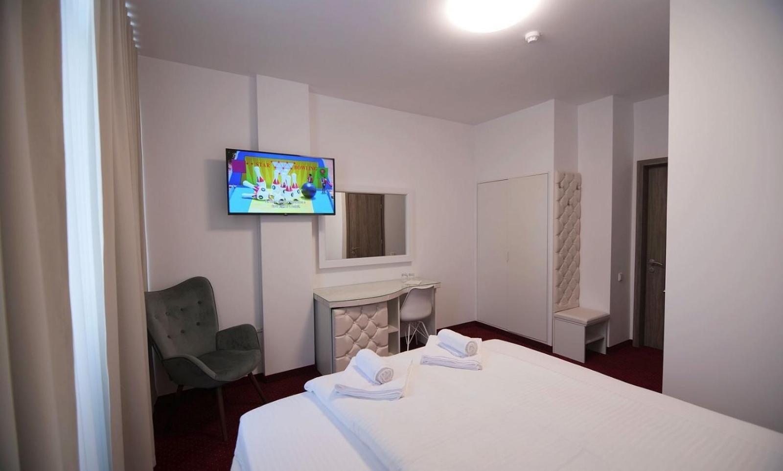 Royal Park Complex Hotel Bascov Exterior photo