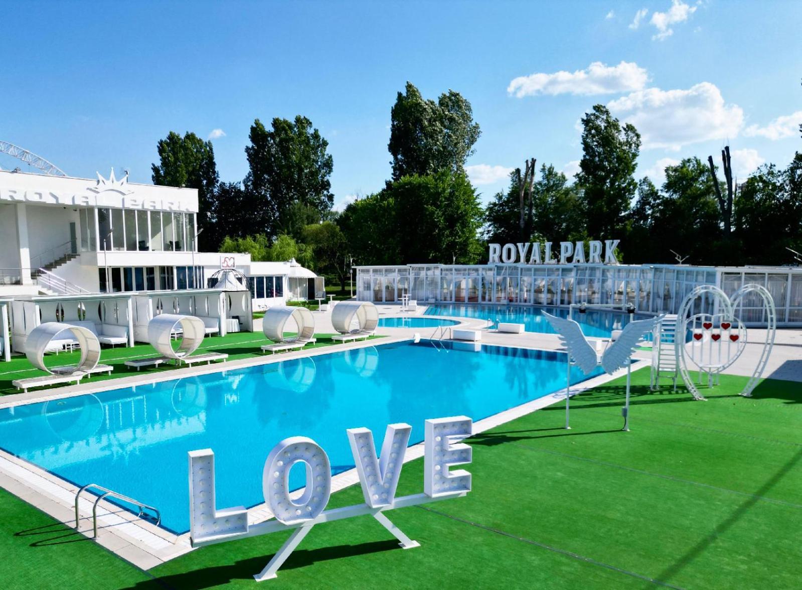 Royal Park Complex Hotel Bascov Exterior photo